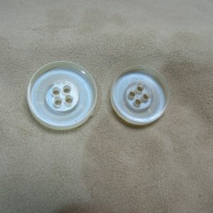 BOUTON POLYESTER A 4 TROUS- BLANC