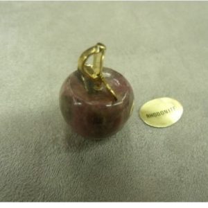 PENDENTIF MOTIF POMME- RHODONITE ,HAUTEUR: 2,5 cm / DIAMETRE: 1,5 cm