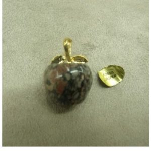 PENDENTIF MOTIF POMME- FOSSIL JASPER,HAUTEUR: 2,5 cm / DIAMETRE: 1,5 cm