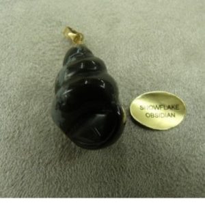 PENDENTIF MOTIF COQUILLAGE -SNOWFLAKE OBSIDIAN , HAUTEUR: 2,5 cm /LARGEUR: 1,5 cm/ EPAISSEUR:15 mm