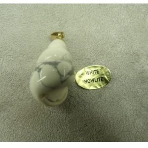 PENDENTIF MOTIF COQUILLAGE- WHITE HOWLITE , HAUTEUR: 2,5 cm /LARGEUR: 1,5 cm/ EPAISSEUR:15 mm