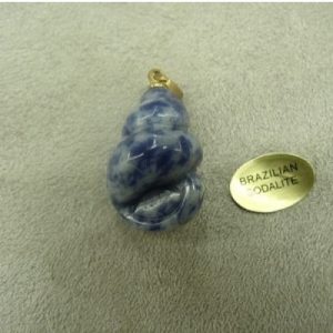 PENDENTIF MOTIF COQUILLAGE- BRAZILIAN SODALITE , HAUTEUR: 2,5 cm /LARGEUR: 1,5 cm/ EPAISSEUR:15 mm