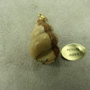 PENDENTIF MOTIF COQUILLAGE- PICTURE JASPER , HAUTEUR: 2,5 cm /LARGEUR: 1,5 cm/ EPAISSEUR:15 mm