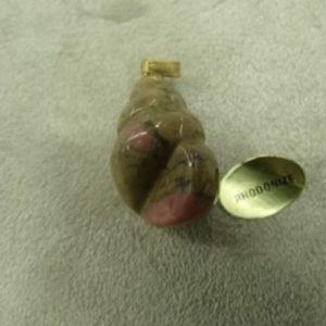 PENDENTIF MOTIF COQUILLAGE-RHODONITE , HAUTEUR: 2,5 cm /LARGEUR: 1,5 cm/ EPAISSEUR:15 mm