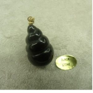 PENDENTIF MOTIF COQUILLAGE- BLACK STONE , HAUTEUR: 2,5 cm /LARGEUR: 1,5 cm/ EPAISSEUR:15 mm