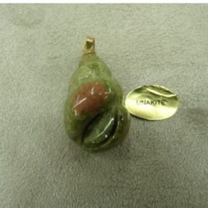 PENDENTIF MOTIF COQUILLAGE -UNAKITE , HAUTEUR: 2,5 cm /LARGEUR: 1,5 cm/ EPAISSEUR:15 mm