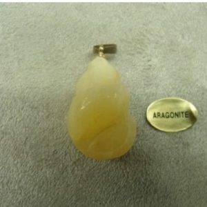 PENDENTIF MOTIF COQUILLAGE - ARAGONITE , HAUTEUR: 2,5 cm /LARGEUR: 1,5 cm/ EPAISSEUR:15 mm