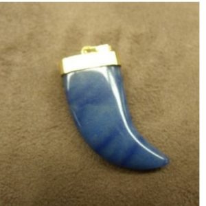 PENDENTIF MOTIF CORNE-DUMORTIERTE,HAUTEUR: 3,5 cm / LARGEUR: 1,5 cm/ EPAISSEUR: 0,4 cm