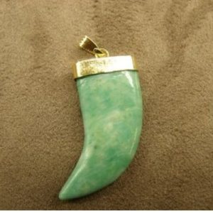 PENDENTIF MOTIF CORNE- GREEN JADE,HAUTEUR: 3,5 cm / LARGEUR: 1,5 cm/ EPAISSEUR: 0,4 cm