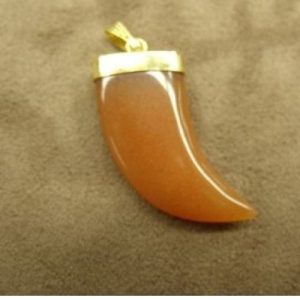 PENDENTIF MOTIF CORNE- RED AVENTURINE ,HAUTEUR: 3,5 cm / LARGEUR: 1,5 cm/ EPAISSEUR: 0,4 cm