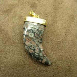 PENDENTIF MOTIF CORNE- LEOPARD SKIN,HAUTEUR: 3,5 cm / LARGEUR: 1,5 cm/ EPAISSEUR: 0,4 cm