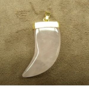 PENDENTIF MOTIF CORNE- ROSE QUARTZ ,HAUTEUR: 3,5 cm / LARGEUR: 1,5 cm/ EPAISSEUR: 0,4 cm