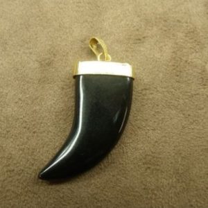 PENDENTIF MOTIF CORNE - BLACK STONE ,HAUTEUR: 3,5 cm / LARGEUR: 1,5 cm/ EPAISSEUR: 0,4 cm