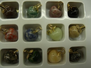 PENDENTIF MOTIF POMME- PHOTO DE PRESENTATION