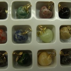 PENDENTIF MOTIF POMME- PHOTO DE PRESENTATION