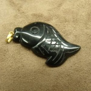 PENDENTIF MOTIF POISSON- BLACK STONE ,LONGUEUR : 7 cm / HAUTEUR : 2,5 cm / EPAISSEUR : 0,3 cm