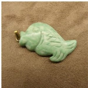 PENDENTIF MOTIF POISSON- AVENTURINE ,LONGUEUR : 7 cm / HAUTEUR : 2,5 cm / EPAISSEUR : 0,3 cm