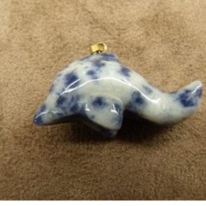 PENDENTIF MOTIF DAUPHIN- BRAZILIAN SODALITE,LONGUEUR: 3,5 cm / HAUTEUR: 2 cm / EPAISSEUR 1,3 cm