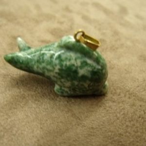 PENDENTIF MOTIF DAUPHIN-GREEN SPOT STONE ,LONGUEUR: 3,5 cm / HAUTEUR: 2 cm / EPAISSEUR 1,3 cm