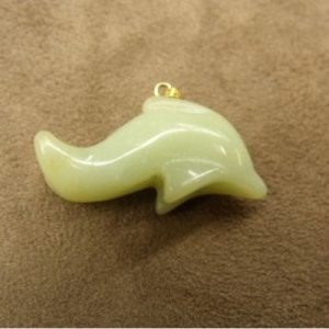 PENDENTIF MOTIF DAUPHIN- NEW JADE,LONGUEUR: 3,5 cm / HAUTEUR: 2 cm / EPAISSEUR 1,3 cm