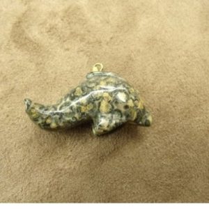 PENDENTIF MOTIF DAUPHIN- DALMATINE JASPER ,LONGUEUR: 3,5 cm / HAUTEUR: 2 cm / EPAISSEUR 1,3 cm