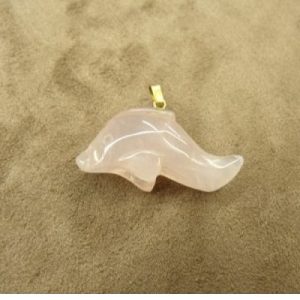 PENDENTIF MOTIF DAUPHIN- ROSE QUARTZ,LONGUEUR: 3,5 cm / HAUTEUR: 2 cm / EPAISSEUR 1,3 cm