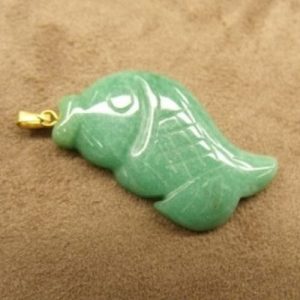 PENDENTIF MOTIF POISSON- GREEN JADE ,LONGUEUR : 7 cm / HAUTEUR : 2,5 cm / EPAISSEUR : 0,3 cm