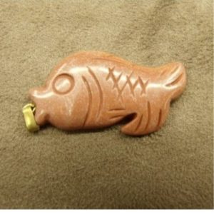 PENDENTIF MOTIF POISSON- RED AVENTURINE ,LONGUEUR : 7 cm / HAUTEUR : 2,5 cm / EPAISSEUR : 0,3 cm