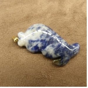 PENDENTIF MOTIF POISSON- BRAZILIAN SODALITE,LONGUEUR : 7 cm / HAUTEUR : 2,5 cm / EPAISSEUR : 0,3 cm
