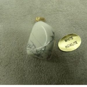 PENDENTIF MOTIF PIERRE- WHITE HOWLITE ,HAUTEUR: 2 cm / LARGEUR 1,5 cm / EPAISSEUR: 1,5 cm