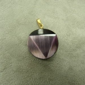 PENDENTIF MOTIF PRISME- VIOLET