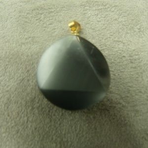 PENDENTIF MOTIF PRISME- GRIS foncé