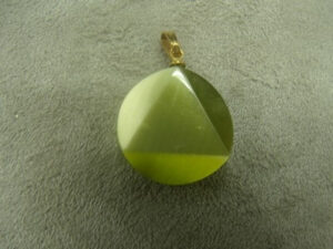 PENDENTIF MOTIF PRISME - VERT POMME