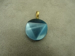 PENDENTIF MOTIF PRISME- BLEU