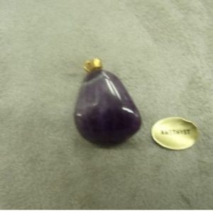 PENDENTIF MOTIF PIERRE- ANTHYST ,HAUTEUR: 2 cm / LARGEUR 1,5 cm / EPAISSEUR: 1,5 cm