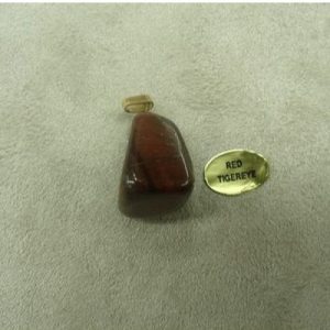 PENDENTIF MOTIF PIERRE- RED TIGEREYE ,HAUTEUR: 2 cm / LARGEUR 1,5 cm / EPAISSEUR: 1,5 cm