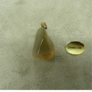 PENDENTIF MOTIF PIERRE- CARNELIAN,HAUTEUR: 2 cm / LARGEUR 1,5 cm / EPAISSEUR: 1,5 cm