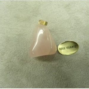 PENDENTIF MOTIF PIERRE- ROSE QUARTZ ,HAUTEUR: 2 cm / LARGEUR 1,5 cm / EPAISSEUR: 1,5 cm
