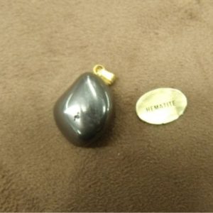 PENDENTIF MOTIF PIERRE-HEMATITE,HAUTEUR: 2 cm / LARGEUR 1,5 cm / EPAISSEUR: 1,5 cm