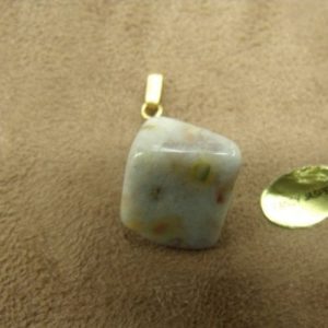 PENDENTIF MOTIF PIERRE-FANCY JAPSER ,HAUTEUR: 2 cm / LARGEUR 1,5 cm / EPAISSEUR: 1,5 cm