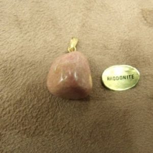PENDENTIF MOTIF PIERRE-RHODONITE,HAUTEUR: 2 cm / LARGEUR 1,5 cm / EPAISSEUR: 1,5 cm