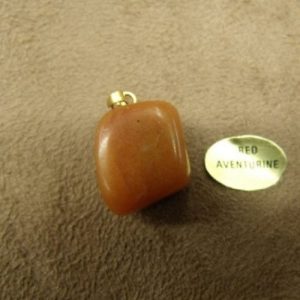PENDENTIF MOTIF PIERRE- RED AVENTURINE ,HAUTEUR: 2 cm / LARGEUR 1,5 cm / EPAISSEUR: 1,5 cm