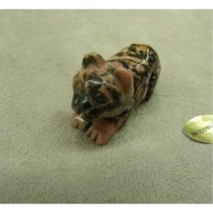 PIERRE MOTIF CHIEN - RHODONITE,LONGUEUR: 3,5 cm / HAUTEUR: 2 cm/ EPAISSEUR: 1,5 cm