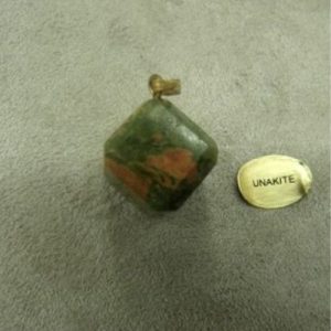 PENDENTIF MOTIF CUBE-UNAKITE ,12 mm