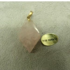 PENDENTIF MOTIF LOSANGE- ROSE QUARTZ ,HAUTEUR: 2,2 cm / LARGEUR: 1,5 cm/ EPAISSEUR: 6 mm