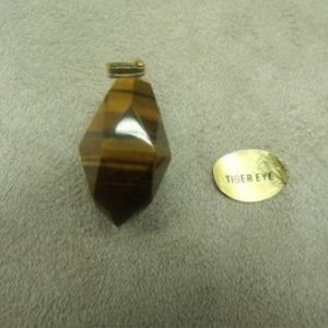 PENDENTIF MOTIF MULTIFACETTE- TIGER EYE, HAUTEUR: 2,3 cm / LARGEUR: 1,3 cm / EPAISSEUR: 1,4 cm
