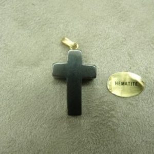 PENDENTIF MOTIF CROIX- HEMATITE ,HAUTEUR: 2,3 cm / LARGEUR: 1,3 cm / EPAISSEUR: 5mm