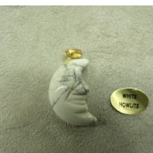 PENDENTIF MOTIF LUNE-WHITE HOWLITE ,HAUTEUR: 2,3 cm / LARGEUR: 1,5 cm / EPAISSEUR: 8 mm