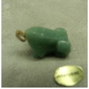 PENDENTIF MOTIF GRENOUILLE- AVENTURINE ,HAUTEUR: 1,4 cm / LARGEUR: 2,5 cm/ EPAISSEUR: 1,4 cm
