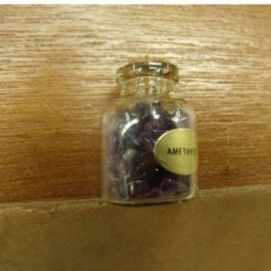 FLACON REMPLI DE PLUSIEURS PETITES PIERRES- AMETHYST,HAUTEUR: 3 cm / DIAMETRE: 2 cm